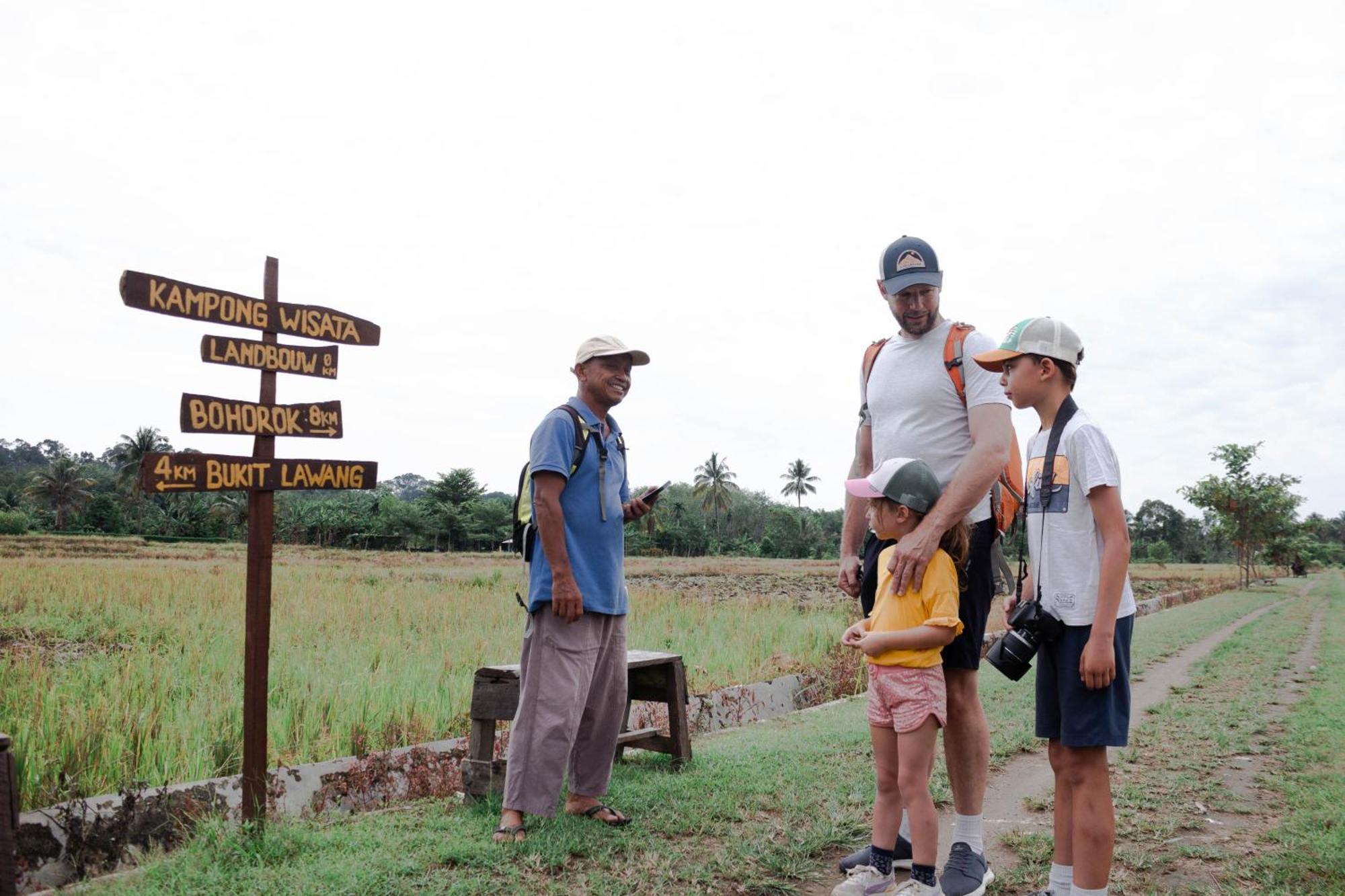 Ambow Homestay Jungle Trekking & Village Tour Bukit Lawang Extérieur photo